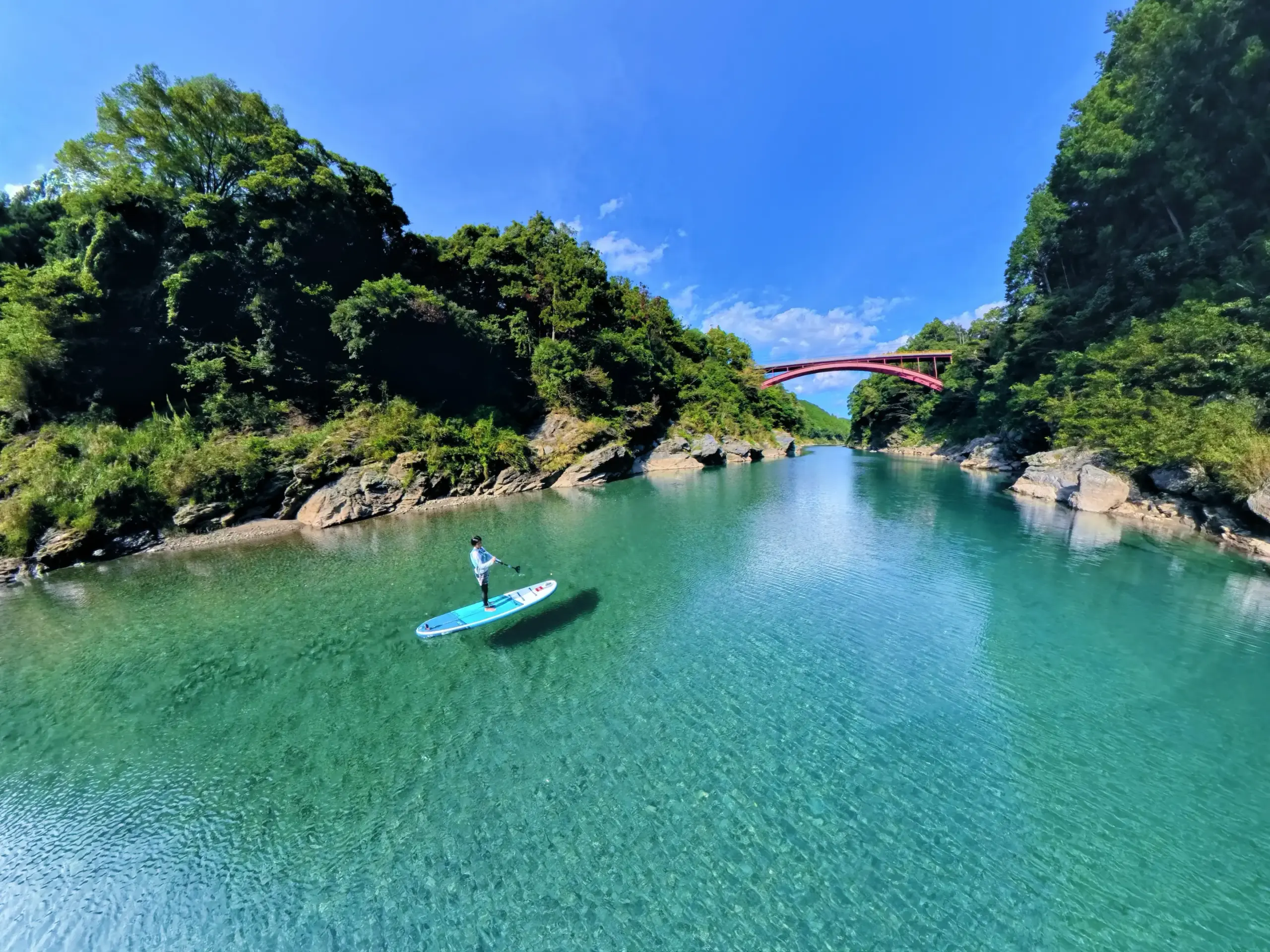 広大な宮川ブルーと萩原橋　宮川(大台町)
