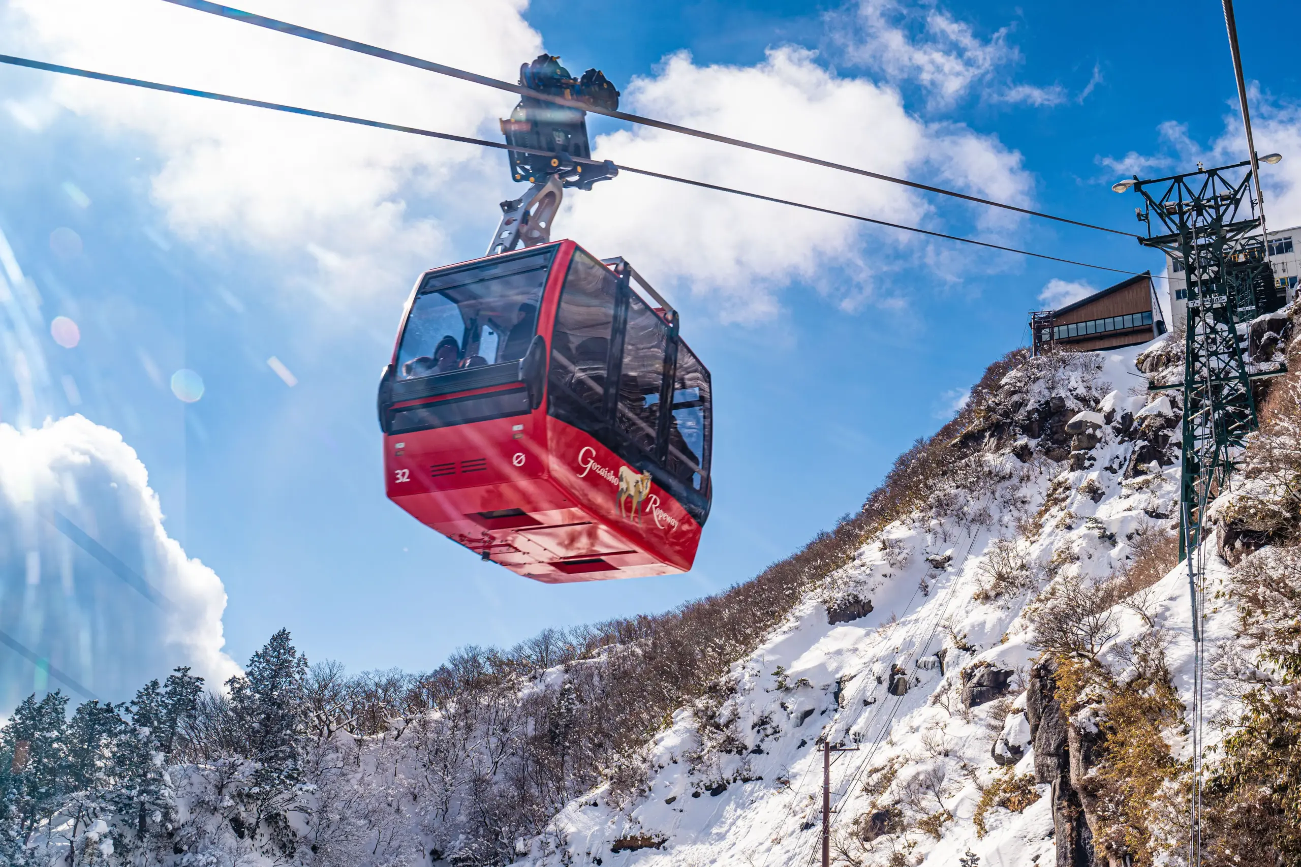青空と雪とゴンドラ　御在所ロープウエイ　(菰野町)